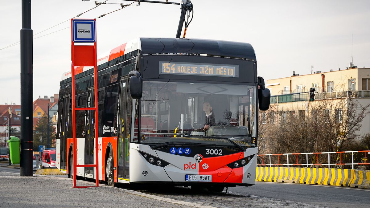 V Praze zahájili provoz elektrobusu. Na nabití ujede až 180 km